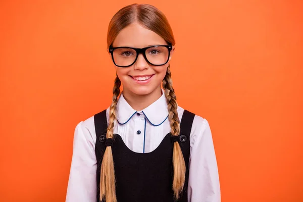 Närbild porträtt av henne hon trevlig attraktiv härlig söt flitig glatt glad glada pre-tonåring blond flicka isolerad på ljusa levande Shine orange bakgrund — Stockfoto