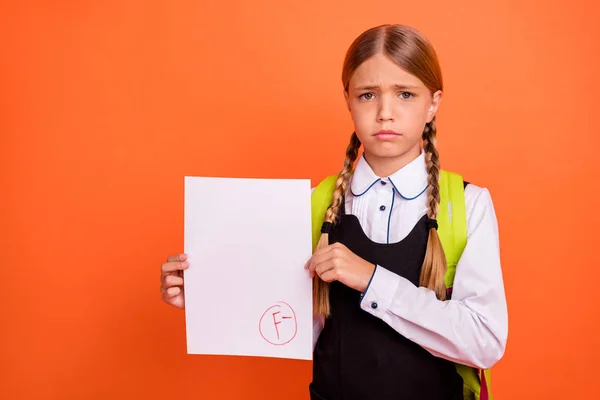 Retrato de ella ella agradable atractivo encantador decepcionado desafortunado pre-adolescente rubia chica mostrando mala puntuación fiasco primer grado aislado en brillante brillo vivo fondo naranja — Foto de Stock