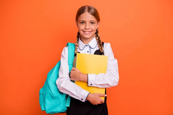 Portret van haar ze mooie aantrekkelijke mooie ijverige vrolijke vrolijk vrolijk zelfverzekerde nerd pre-tiener meisje knuffelen boek leren geïsoleerd over heldere levendige glans oranje achtergrond — Stockfoto