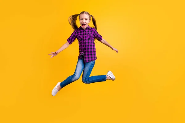 작은 학생 점프 높은 hooray 축 하 캐주얼 체크 셔츠 청바지 데님 고립 된 노란색 배경의 풀 사이즈 사진 — 스톡 사진