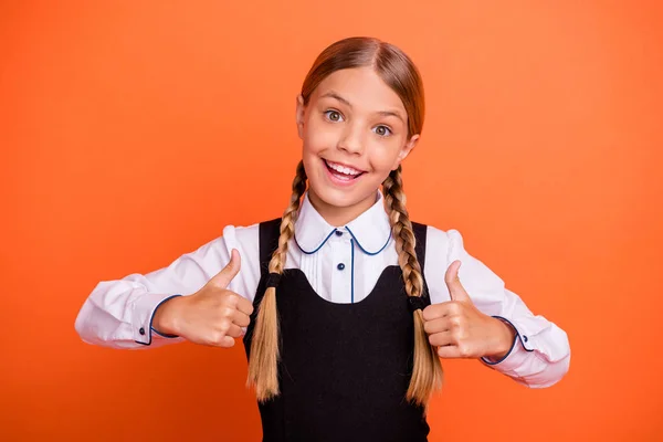 Nahaufnahme Porträt von ihr sie schön attraktiv schön fröhlich fröhlich froh Pre-Teen-Mädchen zeigt zwei doppelte Daumen isoliert über hellen lebendigen Glanz orange Hintergrund — Stockfoto