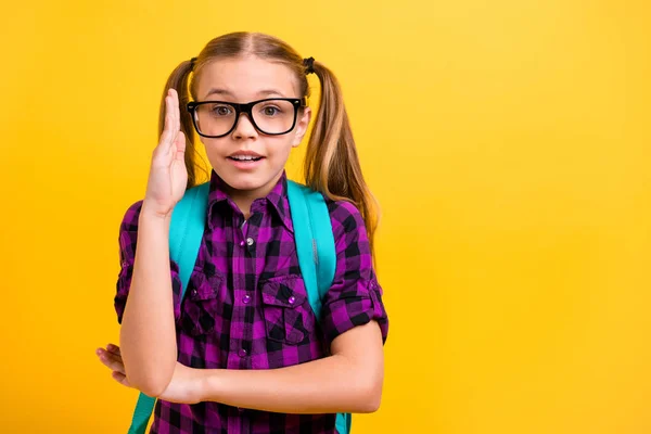 De cerca la foto de la pupila de señora pequeña levantar el brazo lección de aire saber respuesta usar especificaciones casual camisa a cuadros aislado fondo amarillo —  Fotos de Stock