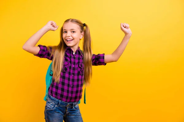 รูปของสาวน้อยแขนนักเรียนยกขึ้นฤดูร้อนดีใจมาสวมสเปคเสื้อเช็คเกอร์กางเกงยีนส์เดนิมแยกพื้นหลังสีเหลือง — ภาพถ่ายสต็อก