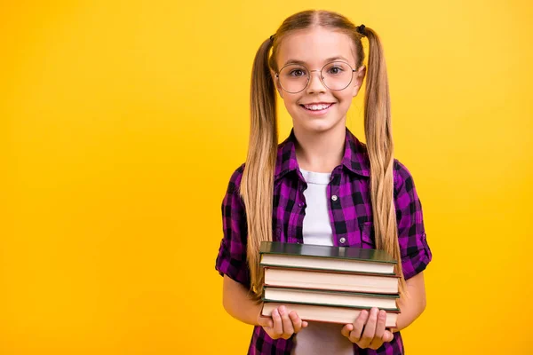 Primeros planos foto de la pequeña dama mejor pupila libro de retención feliz regreso clase desgaste especificaciones camisa a cuadros aislado fondo amarillo — Foto de Stock