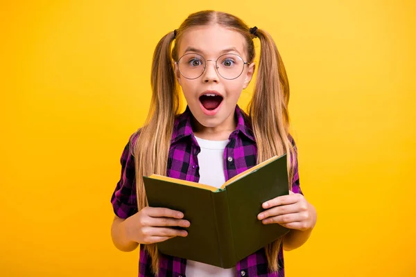 Foto de la pequeña dama leyendo historia de aventura inesperada final desgaste especificaciones camisa a cuadros aislado fondo amarillo —  Fotos de Stock