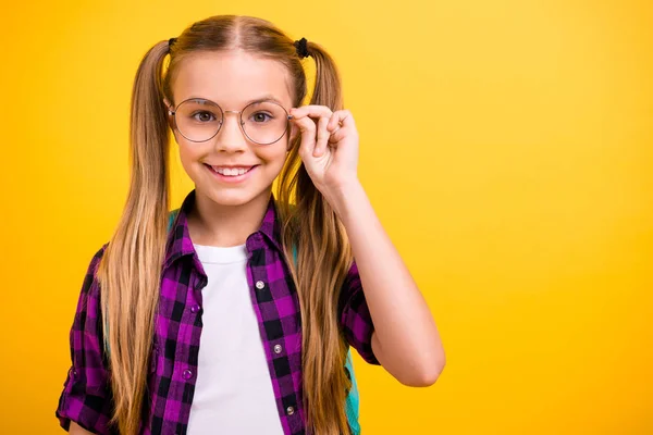 Closeup fotó kis hölgy vissza az iskolába lelkesen kap tudást viselni szemüveg új táska kockás póló elszigetelt sárga háttér — Stock Fotó
