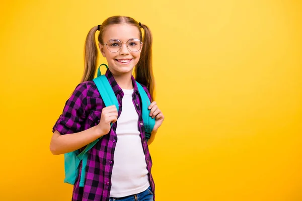 Gros plan photo de la petite dame retour classe usure spécifications nouveau sac à carreaux chemise jeans denim isolé fond jaune — Photo