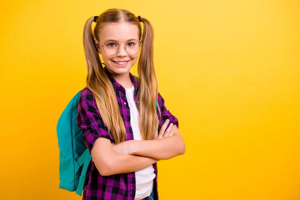 Closeup fotka malé paní paže překřížené šťastný návrat učebna opotřebení specifikace fialová košile izolované žluté pozadí — Stock fotografie