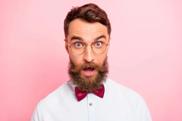 Närbild foto av icke-standardiserade kreativ gammaldags kille med komiska utseende uttrycker förvåning isolerade pastell bakgrund — Stockfoto