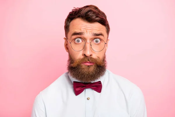Närbild foto porträtt av söt humoristisk hipster person med stora problem stirrade på dig isolerad pastell bakgrund — Stockfoto
