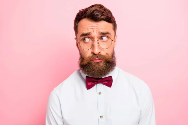Närbild foto av osäker osäker blygsam Geek person bär formella kläder inte vet vad man ska göra ser undan isolerad pastell bakgrund — Stockfoto