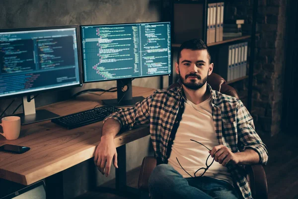 Retrato de su agradable contenido atractivo barbudo tipo con camisa a cuadros experto nerd estudiante pasantía en madera industrial interior lugar de trabajo estación interior —  Fotos de Stock