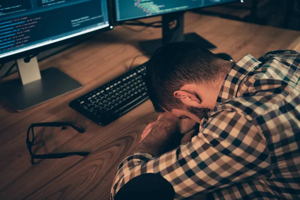 Profil vue de côté de son il il gentil gars dormir ayant sieste en face de moniteur expert spécialiste nerd travailleur au bois industriel intérieur lieu de travail à l'intérieur — Photo