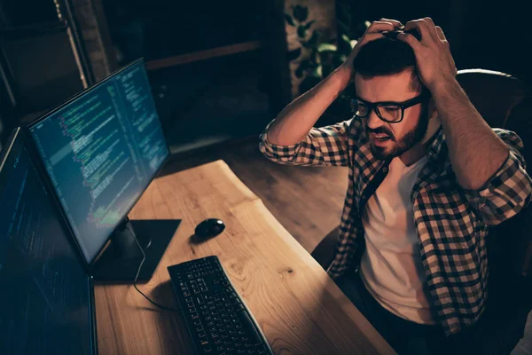 Close-up foto knap Epic Fail hij hem zijn kerel crash code fout systeem Linux Windows coder typen PHP CSS Keyboard ontwikkeling uitbesteden het bewaakt tabel Office slijtage specs formalwear geruite shirt — Stockfoto