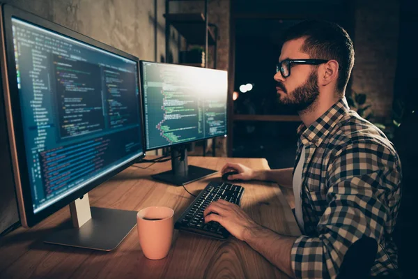 De cerca foto de perfil lateral guapo él su chico lluvia de ideas informativo codificador escribir php css desarrollo de teclado externalizar TI dos monitores mesa oficina agencia desgaste especificaciones formalwear camisa a cuadros —  Fotos de Stock