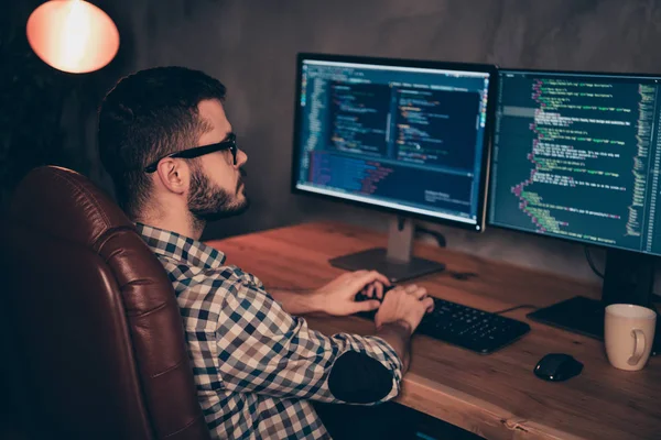 Close-up zijprofiel foto knap hij hem zijn kerel coder typen PHP CSS Keyboard ontwikkeling uitbesteden it verwerking taal twee monitoren tabel kantoor bureau slijtage specs formalwear plaid shirt — Stockfoto