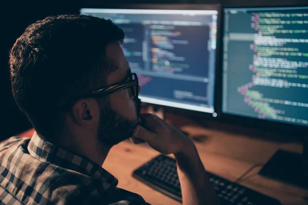 Close-up achterzijde achter foto stoppel knap hij hem zijn kerel ondersteuning peinzende handen armen Chin coder code ontwikkeling uitbesteden het verwerken van twee monitoren tabel Office slijtage specs formalwear shirt — Stockfoto