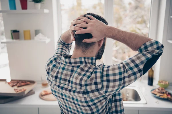 Rückseite von der Seite Porträt seiner schönen attraktiven müde gelangweilt Kerl Blick auf Chaos Chaos Chaos nach Junggesellenabschied in modernen hellweißen Interieur-Stil Küche — Stockfoto