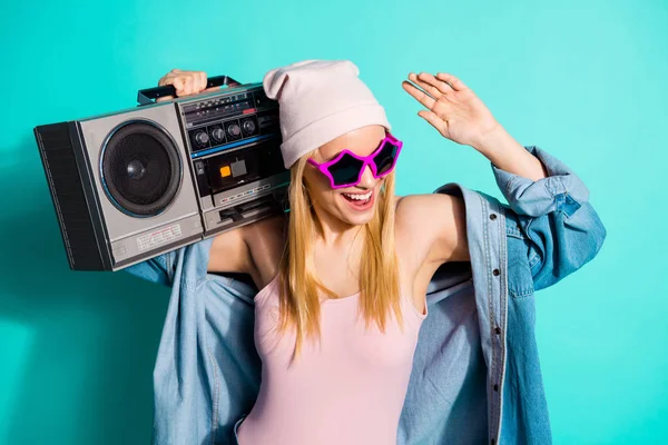 Κοντινό-up πορτρέτο της είναι ωραίο ελκυστικό όμορφο χαριτωμένο χαρούμενο ευχάριστο χαρούμενο θετικό κορίτσι που μεταφέρει στερεοφωνικό MP3 Player απομονώνεται σε φωτεινό ζωντανή λάμψη μπλε πράσινο τυρκουάζ φόντο — Φωτογραφία Αρχείου