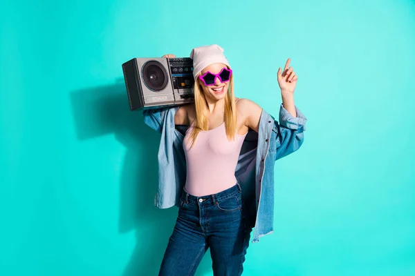 Πορτραίτο της είναι ωραίο ελκυστικό όμορφο χαρούμενο κορίτσι φορώντας δροσερά γυαλιά που μεταφέρουν στερεοφωνικό MP3 έχοντας τη διασκέδαση ελεύθερο χρόνο απομονώνεται σε φωτεινό ζωντανό γαλάζιο πράσινο τυρκουάζ φόντο — Φωτογραφία Αρχείου