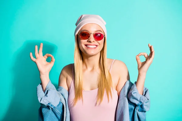 Close-up ritratto di bello attraente bella affascinante carino ragazza allegra indossare abbigliamento streetstyle mostrando doppio ok-segno isolato su luminoso vivido brillare blu verde turchese sfondo — Foto Stock