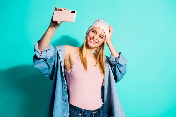 Retrato de ella ella bonita atractiva encantadora fascinante alegre alegre chica que usa ropa de estilo callejero tomando selfie aislado sobre brillante brillante brillo azul verde turquesa fondo —  Fotos de Stock