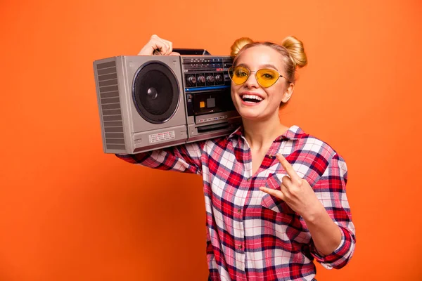 Close up photo beautiful nice she her her nice lady toothy beaming smile vintage recorder hombro manos brazos cuernos símbolo cool specs wear casual checkered plaid pink shirt isolated orange background —  Fotos de Stock