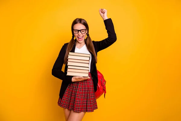 Retrato colas emocionado señora adolescente gafas de vista objetivos buenas notas cursos levantar puño grito sí cerrar los ojos rojo cuadros jersey falda negro chaqueta aislado amarillo fondo —  Fotos de Stock