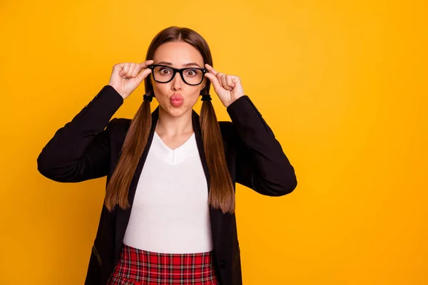 Retrato de encantador dulce dulce toque de la juventud especificaciones tonto infantil despreocupado han roto sueño soñador jersey blanco suéter ropa roja aislado amarillo fondo chaqueta negro elegante —  Fotos de Stock