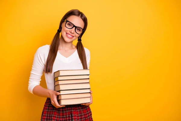 Close up foto bela linda linda coroa adolescente gênio erudito biblioteca segurar mão preparar exame projeto óculos óculos especificações branco pulôver vermelho saia rabo de cavalo pigtail isolado fundo amarelo — Fotografia de Stock