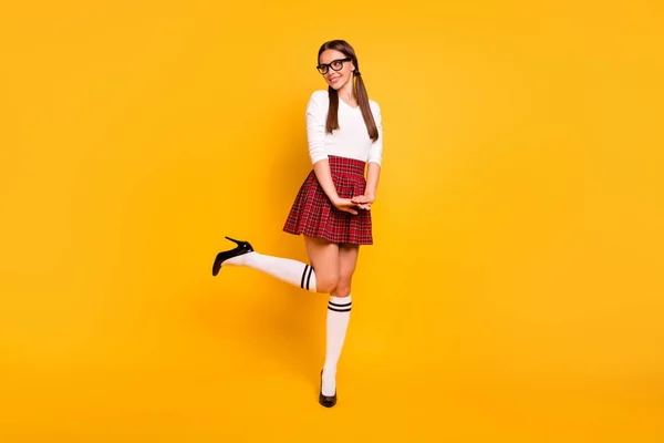 Full length dimensione del corpo vista di lei lei bella attraente bello bello amabile allegro allegro ragazza positiva indossare uniforme divertirsi isolato su luminoso vivido brillare sfondo giallo — Foto Stock