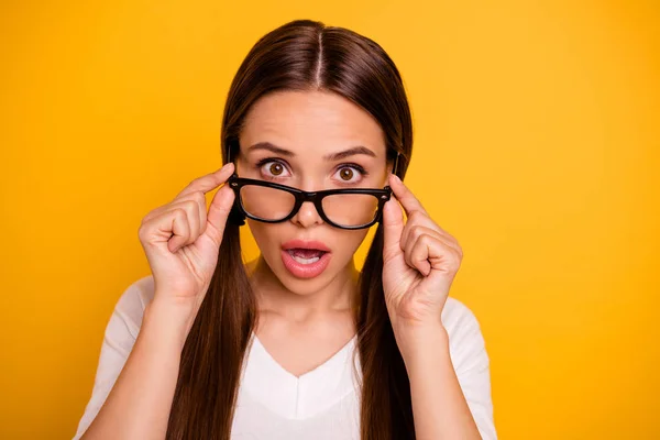 Retrato bonito surpreendido senhora toque especificações dilema academia conhecimento caudas frustrado notícias horrível terrível informação rabo de cavalo pigtail bonito pulôver suéter isolado brilhante fundo — Fotografia de Stock