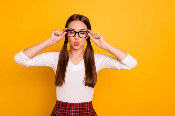 Retrato bonito encantador encantador senhora jovem millennial fechar os olhos sonho quer data atrair meninos macho enviar ar beijo romance moderno pulôver suéter vermelho roupas especificações bonito isolado amarelo fundo — Fotografia de Stock