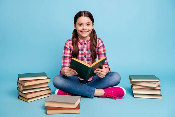 Portrét hezkého půvabně přitažlivého intelektuálního veselého děvčete oblečené v lotosové knihovně, akademický čítanový dům izolovaný přes zářivě svěží modrý tyrkysový pozadí — Stock fotografie