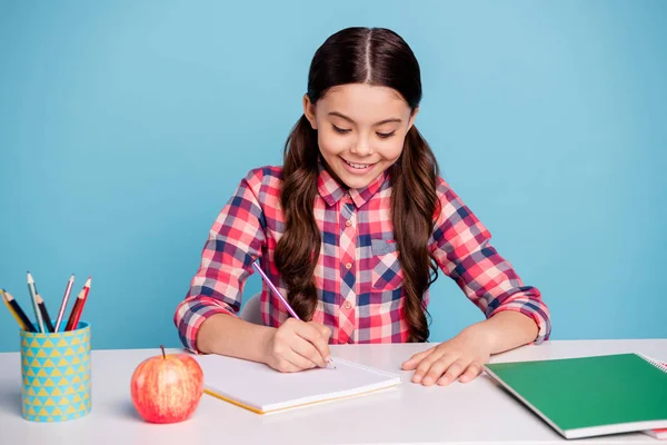 彼女のクローズアップポートレート彼女の素敵な魅力的な素敵な陽気な陽気な女の子は、明るい鮮やかな輝き青いターコイズの背景の上に孤立したチェックシャツを書く日記の宿題の家を着て — ストック写真