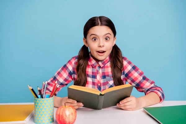 Primer plano retrato de bonito atractivo lindo genio intelectual alegre chica con camisa a cuadros casa trabajo casa lectura académica aislado sobre brillante brillante brillo azul turquesa fondo — Foto de Stock