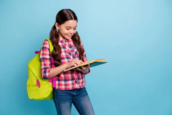 Portret van haar ze mooie aantrekkelijke vrolijke vrolijk meisje dragen gecontroleerd shirt vasthouden in de hand bibliotheek boek leren materialen geïsoleerd over heldere levendige glans Blauw Turquoise achtergrond — Stockfoto