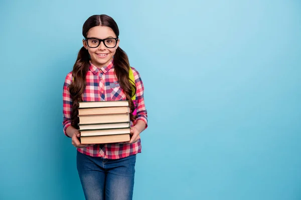 Retrato dela ela agradável atraente linda alegre intelectual menina vestindo camiseta verificada segurando em mãos livro diferente isolado sobre brilhante brilho vívido azul azul turquesa fundo — Fotografia de Stock