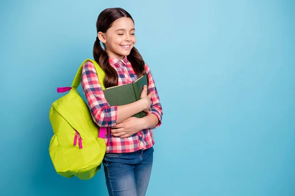 Portret van haar ze mooie aantrekkelijke mooie schattige vrolijke vrolijke meisje dragen gecontroleerd shirt knuffelen materialenbibliotheek academische boek geïsoleerd over heldere levendige glans Blauw Turquoise achtergrond — Stockfoto