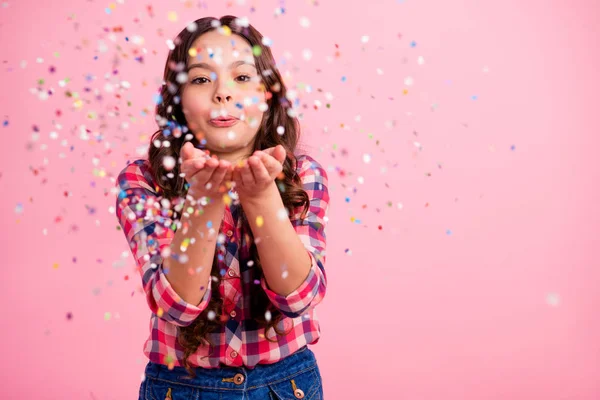 Portret van leuke charmante mooie vriendelijke Kid mensen sturen lucht kusjes voelen inhoud geniet van vrije tijd gekleed stijlvolle geruite shirt over roze pastel achtergrond — Stockfoto