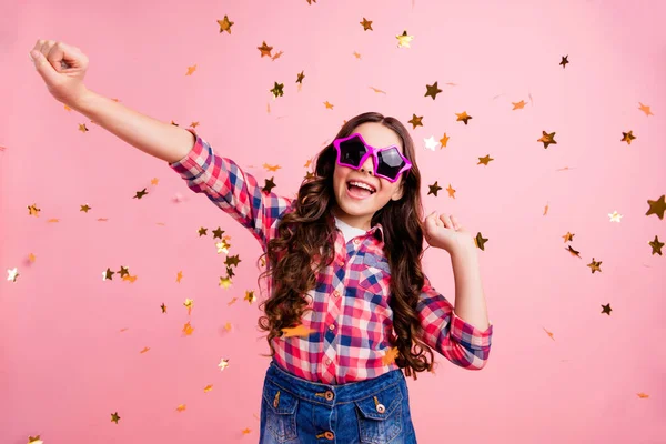 Portrét hezkých okouzlujících hezkých dětských dětí má zábavný obsah smích smích volný čas oslavovat oblečená prošívané košile módní izolované pastelové růžové pozadí — Stock fotografie