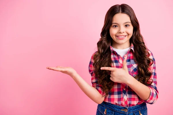 Retrato de pessoas atraentes doces pouca pessoa promover vendas desconto olhar atenção aviso notícias escolher decidir aconselhar novidade seguir desgaste xadrez roupas elegantes isolado fundo pastel — Fotografia de Stock