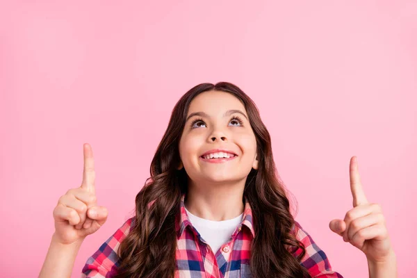 Närbild foto av söta Pretty Kid ser annonsera se val beslutsinformation sätt riktning råd följa upp klädd rutig modern skjorta spansktalande isolerad rosa bakgrund — Stockfoto