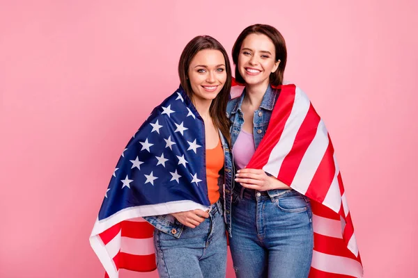 特写 照片 美丽 她的 姐妹 模型 女士 节日 肩膀 覆盖 美国 国旗 庆祝 移民 成员 穿 牛仔裤 牛仔 夹克 外套 孤立 明亮的 粉红色 背景 — 图库照片