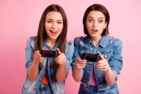 Close-up foto mooie maatjes ze haar beste dames chill Mood handen armen horlogescherm winnen winnaar overwinning video gamers competitie slijtage jeans denim jassen Blazers geïsoleerd helder roze achtergrond — Stockfoto