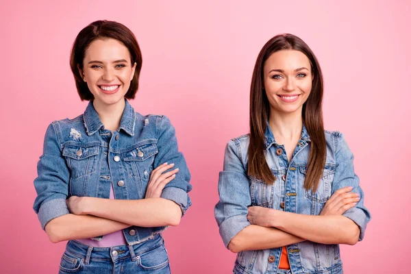 Close up foto due belle lei le sue signore cool lavoro di squadra unità partner leader braccia incrociate fellowship migliori lavoratori di lavoro indossare jeans giubbotti di jeans isolato luminoso rosa sfondo — Foto Stock