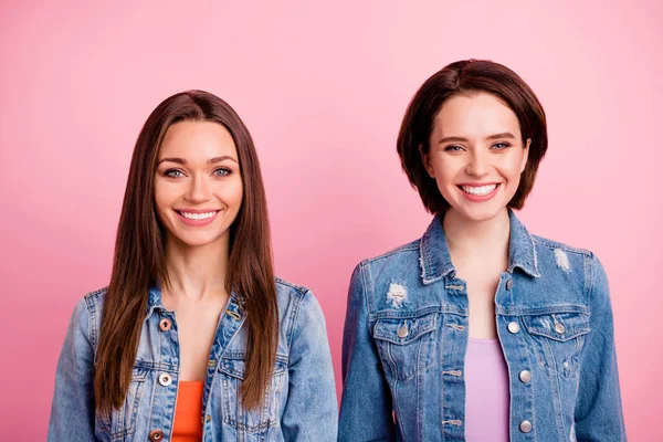 Close-up foto twee mensen mooie verbazingwekkende grappige funky ze haar dames perfecte tanden mooie verschijning witte tanden partij chill Mood Wear Jeans denim jassen Blazers geïsoleerd helder roze achtergrond — Stockfoto