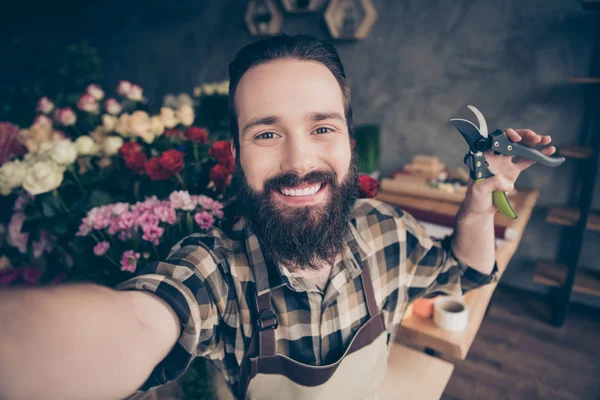 Self-portrait of his he nice attractive cheerful cheery funny positive guy showing holding in hand sharp scissors at modern industrial loft concrete style salon indoors — Stock Photo, Image