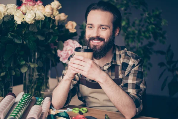 Retrato de sueño agradable soñador masculino millennial bodega taza de la mano bebida caliente tiene tiempo libre manojo natural sit desk escritorio desgaste camisa a cuadros invernadero — Foto de Stock