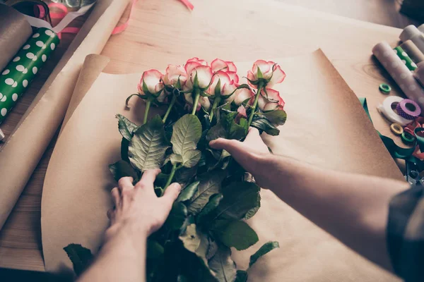 Beskäras första punktvisa foto av entreprenör människor person som tillverkar blommor grön växt vill göra erbjuda arbete verkstad inomhus geenhouse handgjorda DIY härlig vacker stil — Stockfoto